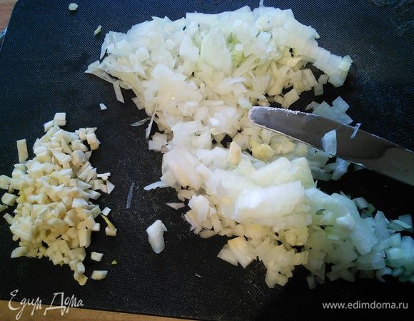 Начнем с подготовительных работ. Я уже упомянула, что суп готовится очень быстро, поэтому подготовим все заранее. Нарежем мелко крупную луковицу и чеснок. Мне захотелось добавить еще два стебля сельдерея.