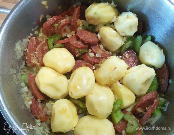 Добавляем картошку.