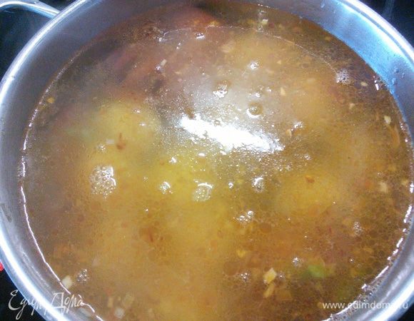 Заливаем бульоном (сварила из морковки, луковички, кусочка сельдерея, лаврового листа и нескольких перчинок). Варим в течение 15–20 мин.