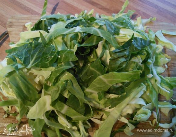 Шинкуем ее не слишком мелко и добавляем в суп.