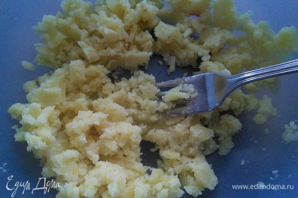 Для придания супу более мягкой, кремовой консистенции выньте несколько картошин и разомните их вилкой, верните обратно в кастрюлю.