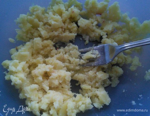 Для придания супу более мягкой, кремовой консистенции выньте несколько картошин и разомните их вилкой, верните обратно в кастрюлю.