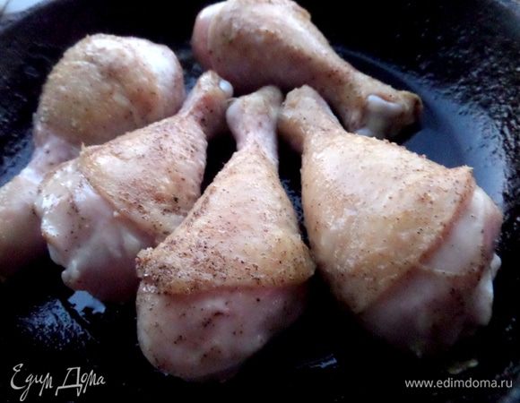 Обжарить со всех сторон на оливковом масле. Вынимаем из сковороды, огонь не выключаем.