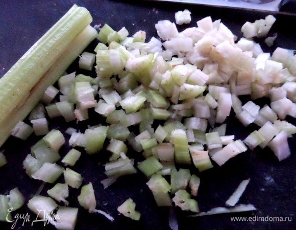 Пока ножки обжариваются, сельдерей, лук и чеснок нарежем на мелкие кубики.