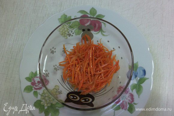 Предварительно: отварить яйца и куриное филе. Первый слой салата - морковка по-корейски.