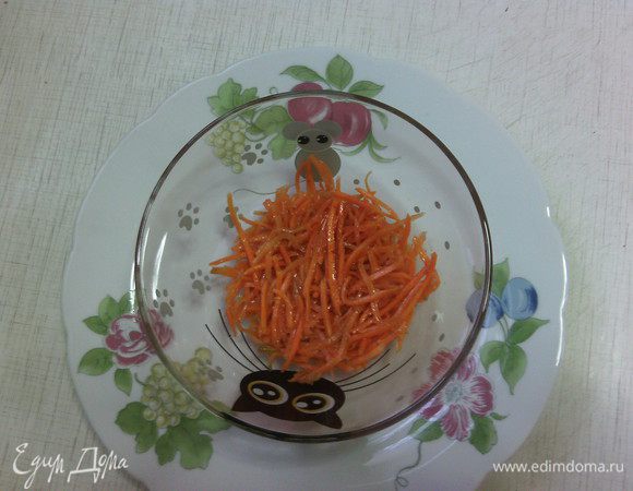 Предварительно: отварить яйца и куриное филе.
Первый слой салата - морковка по-корейски.