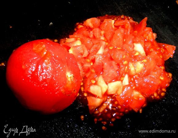 Томаты очистить от кожицы, ошпарив кипятком и измельчить. Можно использовать консервированные!