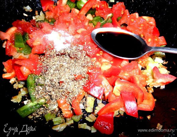 Отправить томаты к луку с сельдереем и чесноком. Добавить перечисленные приправы и перемешать.