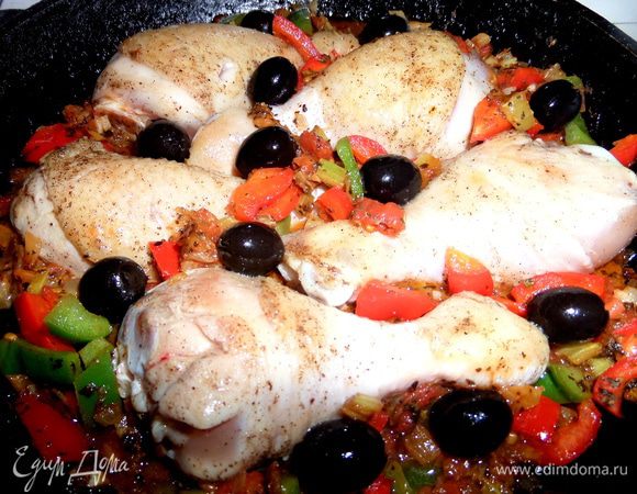 Вслед добавить маслины (я вылила ещё рассол от них) и накрыть крышкой. Тушить на среднем огне минут 35, в процессе переворачивая ножки. Вместо рассола берём бульон или воду.