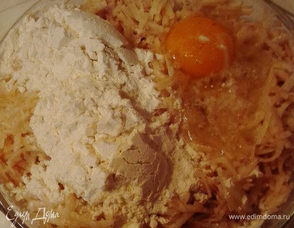Очищенный картофель натереть на терке, посолить, поперчить по вкусу, добавить яйцо и муку. Все смешать и выложить смесь ровным слоем на смазанную маслом разогретую сковороду. Накрыть крышкой и оставить на небольшом огне на 8-10 минут.