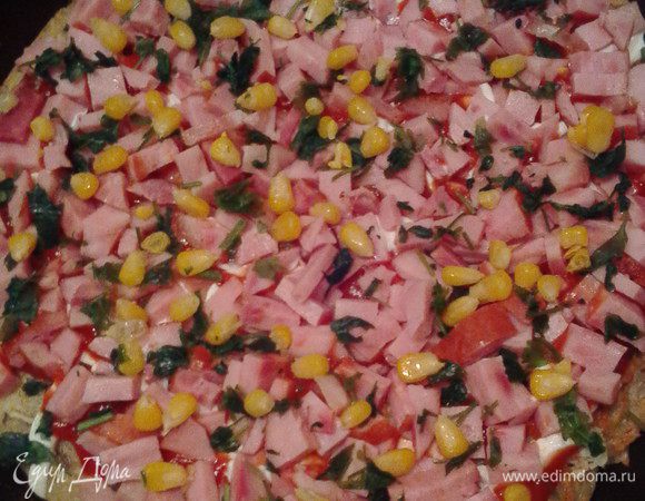 Поверх добавляем подготовленную ветчину (или любую другую колбаску). Гурманы могут добавить пару ложек замороженной или консервированной кукурузы.