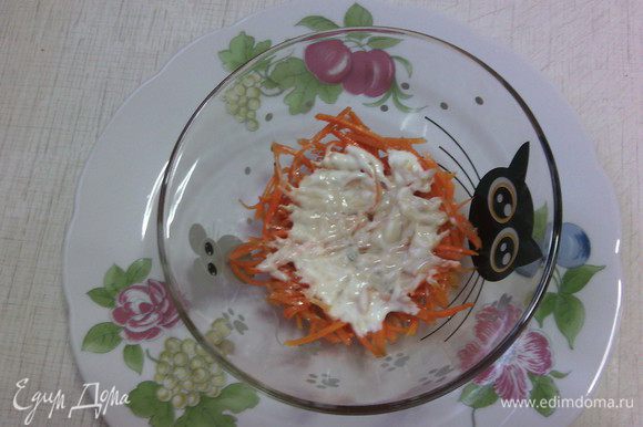 На морковь выкладываем майонез.