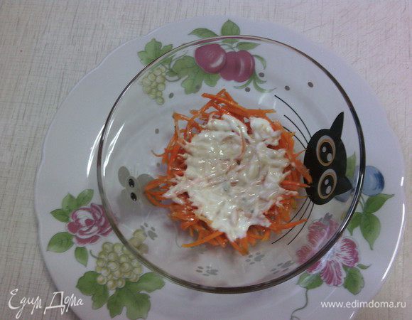 На морковь выкладываем майонез. 