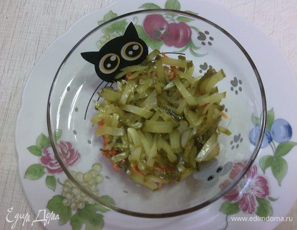 Второй слой - маринованные огурчики.
p.s.: в салатик идет 2 огурчика, третий - на украшение :)