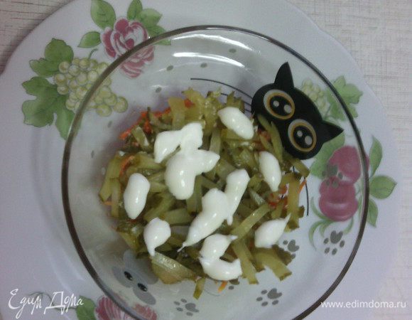 На огурчики выкладываем майонез