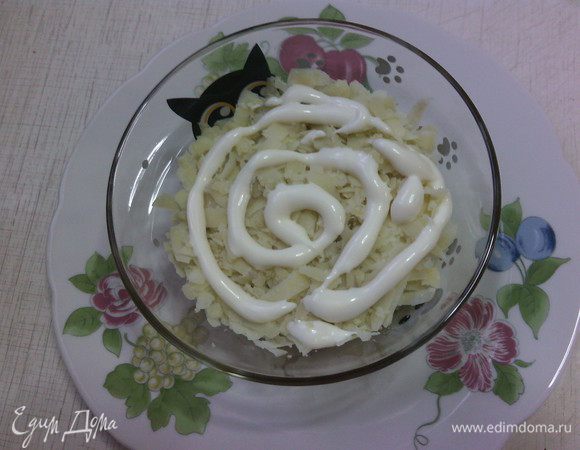 Третий слой - тертый на крупной терке картофель и майонез.