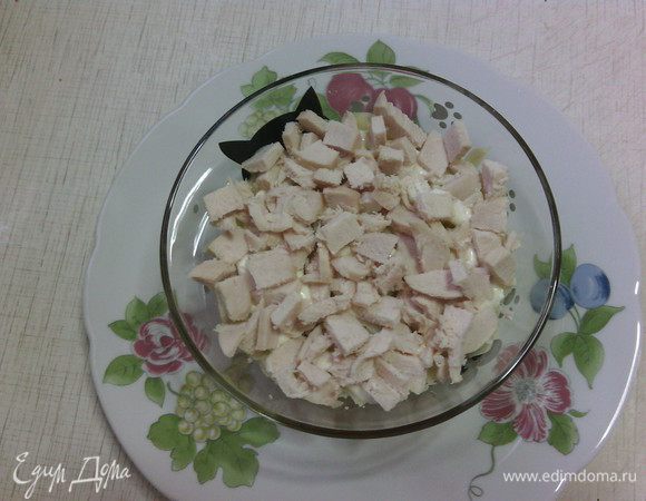 Четвертый слой - куриное филе и майонез.
