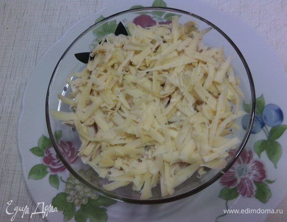 Пятый слой - тёртый сыр и майонез.