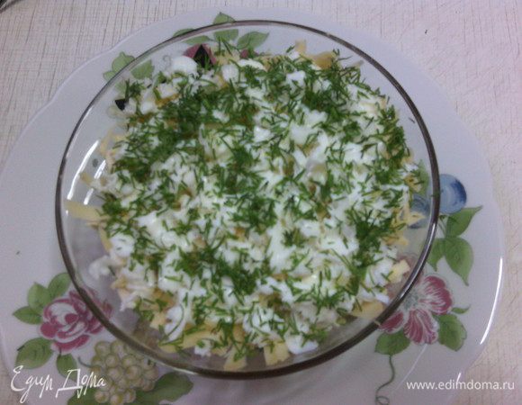 Шестой слой - тертый яичный белок, сверху посыпать рубленным укропом.
Капнуть посередине немного майонеза, для крепления цветка.