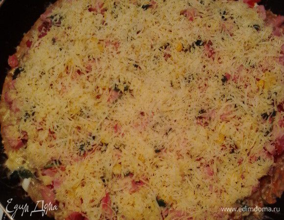 Сверху можно притрусить зеленью. Завершающий аккорд - тертый сыр верхним слоем. Накрыть крышкой и ещё 8-10 минут держать на небольшом огне. 

Всё готово! Приятного аппетита!