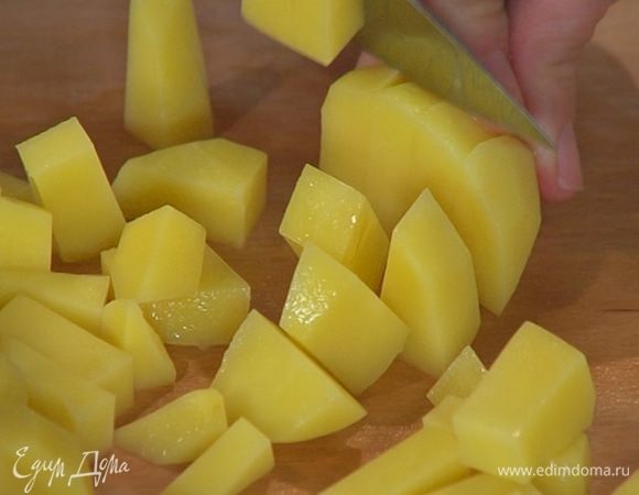 Картофель почистить и нарезать небольшими кубиками.