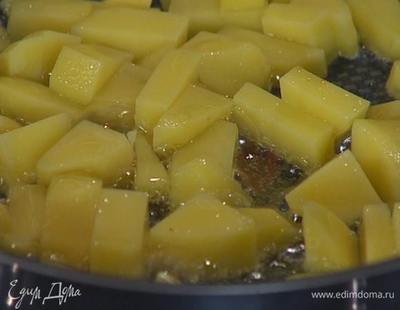 Разогреть в сковороде сливочное и оливковое масло и обжарить картофель.