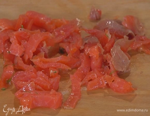 Рыбу порезать небольшими кусочками.