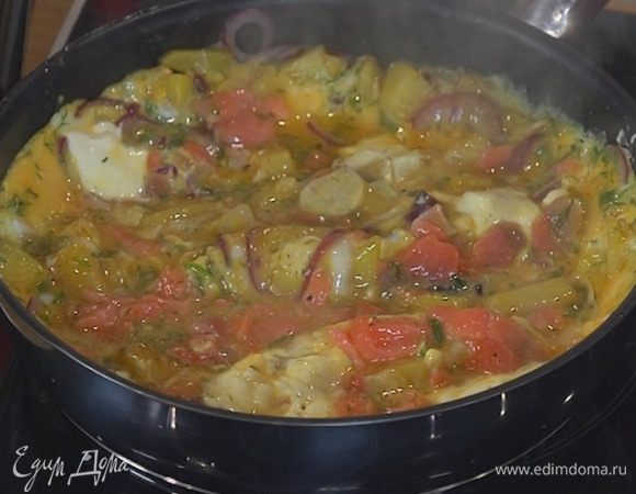 Порезанную рыбу добавить к яйцам, перемешать и влить к картофелю.