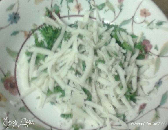 Сыр потереть на терке (немного сыра отложить для верха), добавить мелко порезанную зелень, перец (если сыр пресный можно немного подсолить).  