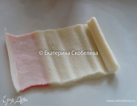 Крабовые палочки нужно полностью развернуть.