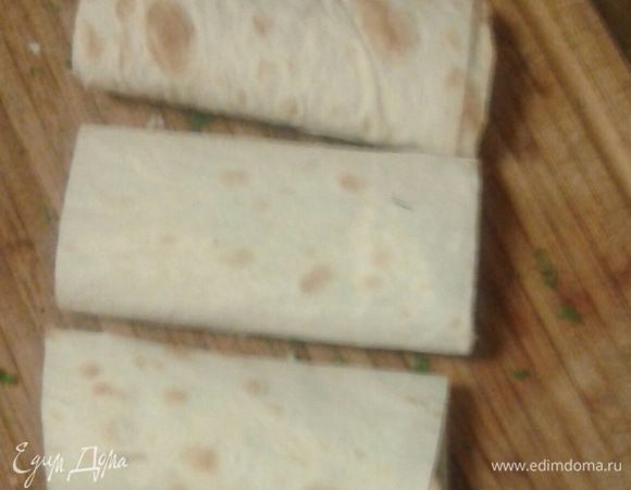 Яйцо немного взбить, посолить.