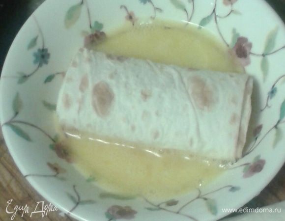 Обмакнуть конвертики из лаваша  в яйцо с обеих сторон.