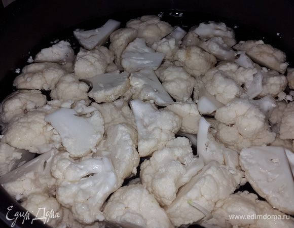 Капусту моем, разбираем на соцветия, крупные режем на части и отвариваем в подсоленной воде 4-5 минут.