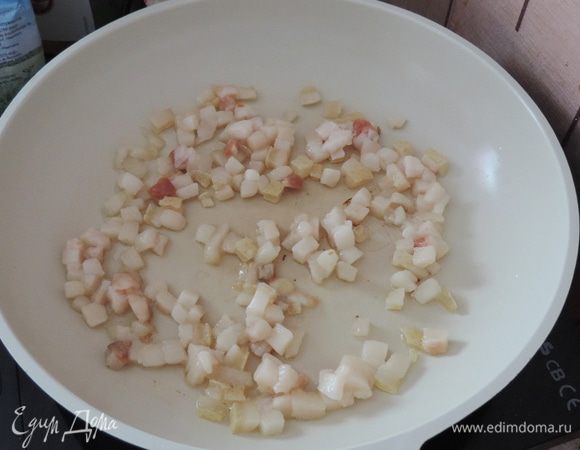 Сало режем мелким кубиком и отправляем на разогретую сковороду. Ждем, когда сало начнет топиться, когда кусочки выжарятся примерно наполовину, можно добавлять на сковороду картофель.