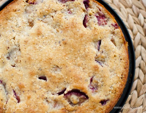 Выпекать пирог в разогретой духовке 40-45 минут.