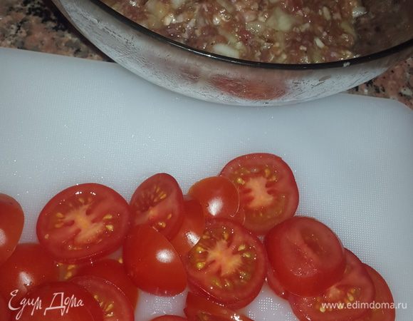 Помидоры нарезаем кружочками.