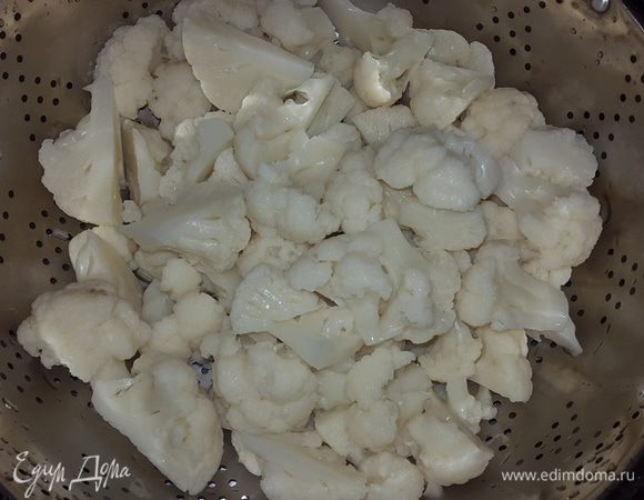 Капусту откидываем на дуршлаг и обдаем холодной водой.