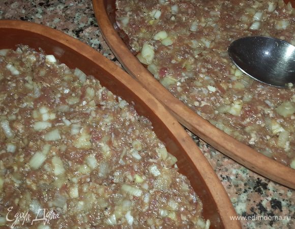 В тарелки выкладываем фарш и равномерно распределяем, придавливая  обратной стороной ложки.