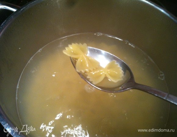 Макароны всыпьте в кипящий бульон и отварите до состояния аль денте.