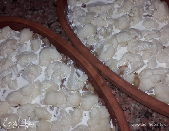 Выкладываем сверху, как бы втыкая капусту, заливаем сливками и отправляем в духовку запекаться на 200С.