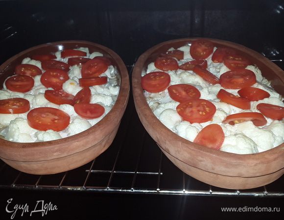 Когда сливки "забурлят", достаем тарелки, выкладываем равномерно помидоры, солим и снова отправляем запекаться примерно на 15 минут.
