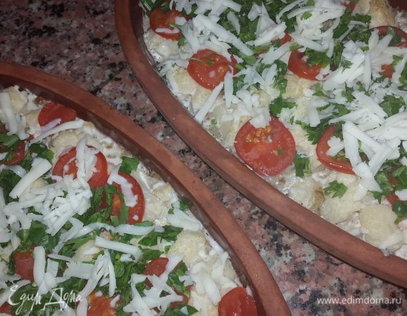 Достаем из духовки тарелки, посыпаем сначала петрушкой, затем сыром и снова отправляем запекаться до румяной корочки. 