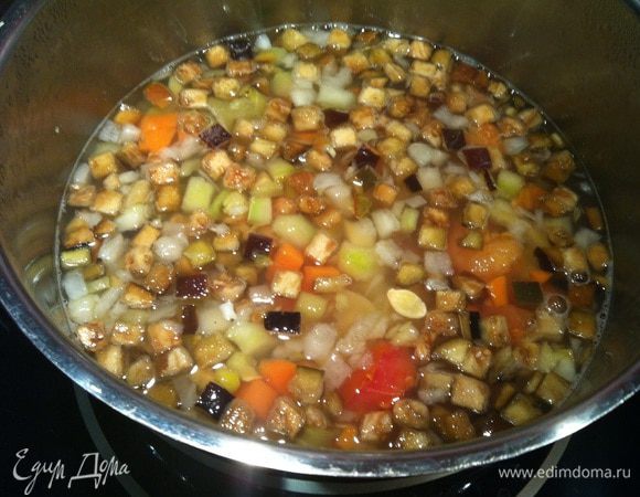 Добавьте в бульон с макаронами размороженные овощи, посолите и поперчите, и варите еще 5 минут.