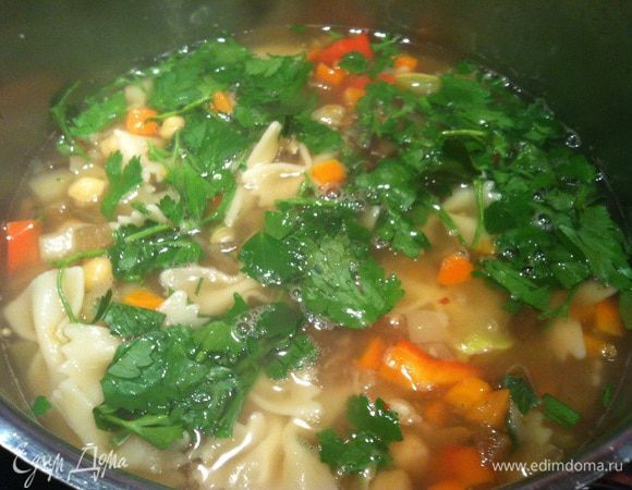 Добавьте нут в суп, приправьте майораном, доведите до кипения и снимите с огня. По желанию можно добавить рубленную зелень (у меня петрушка).