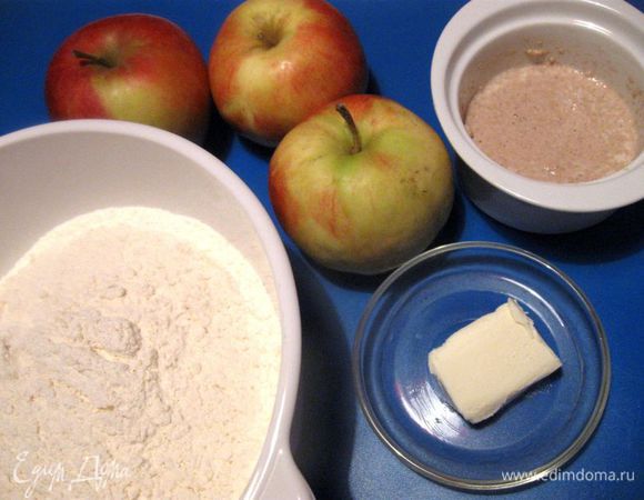 Смешать 19 грамм молока ( температура тела), дрожжи, 1 чайную ложку сахара. Оставить на 5 минут.
