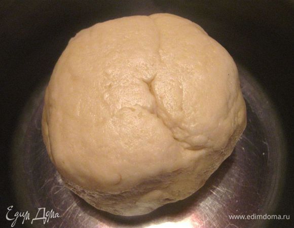 Муку, сливочное масло кусочками (предварительно подержать при комнатной температуре), дрожжи с молоком и сахаром, остальное молоко и остальной сахар, соль перемешать. Скатать шар, накрыть посуду с тестом полотенцем.  