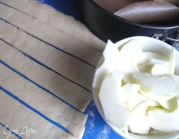 Яблоки почистить, разрезать на четвертинки, вынуть семенную часть, затем разрезать на дольки.