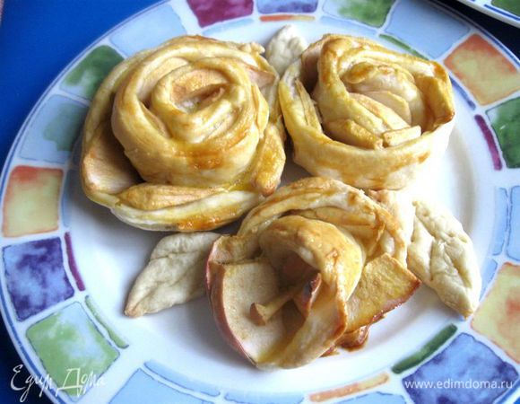 Из остатков теста ( если таковые имеются) можно сделать розочки или что-то другое. Запечь в духовке.