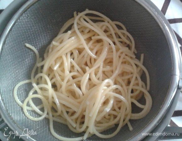 Спагетти отварить в соответствии с указаниями на упаковке.