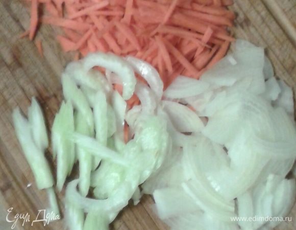 Подготовим продукты. Чечевицу отварить в соответствии с указаниями на упаковке. Лук, морковь, сельдерей – помыть, почистить, нашинковать соломкой.
